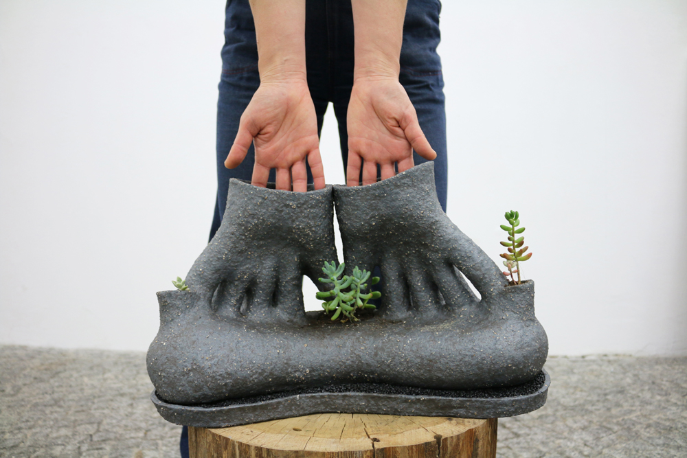 Karine Bonneval, Se planter, ceramic and crassulae in soil, collective show Dé-jardiner at Gr_und, Berlin, Pespektive grant, 2019, image © James Verhille